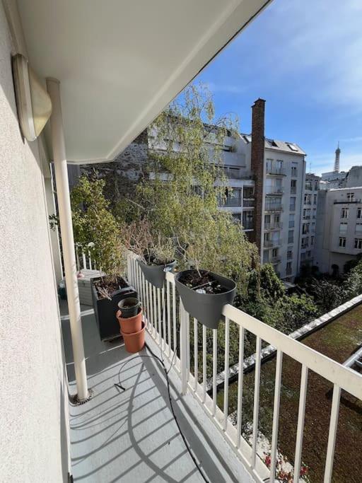 Apartment Vue Tour Eiffel - Calme & Chic Paris