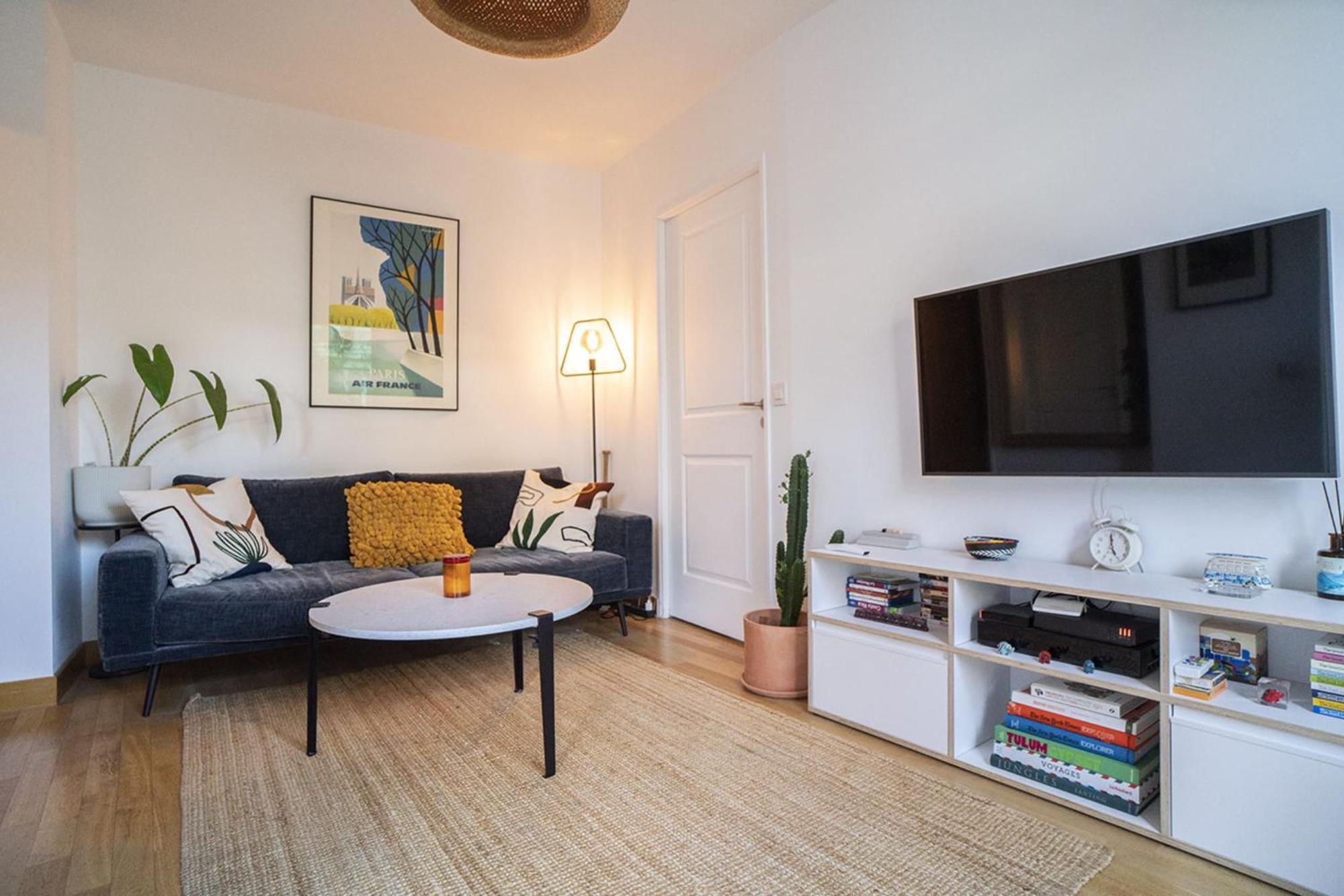 Apartment Bright 37m For 2 With Balcony In Paris!