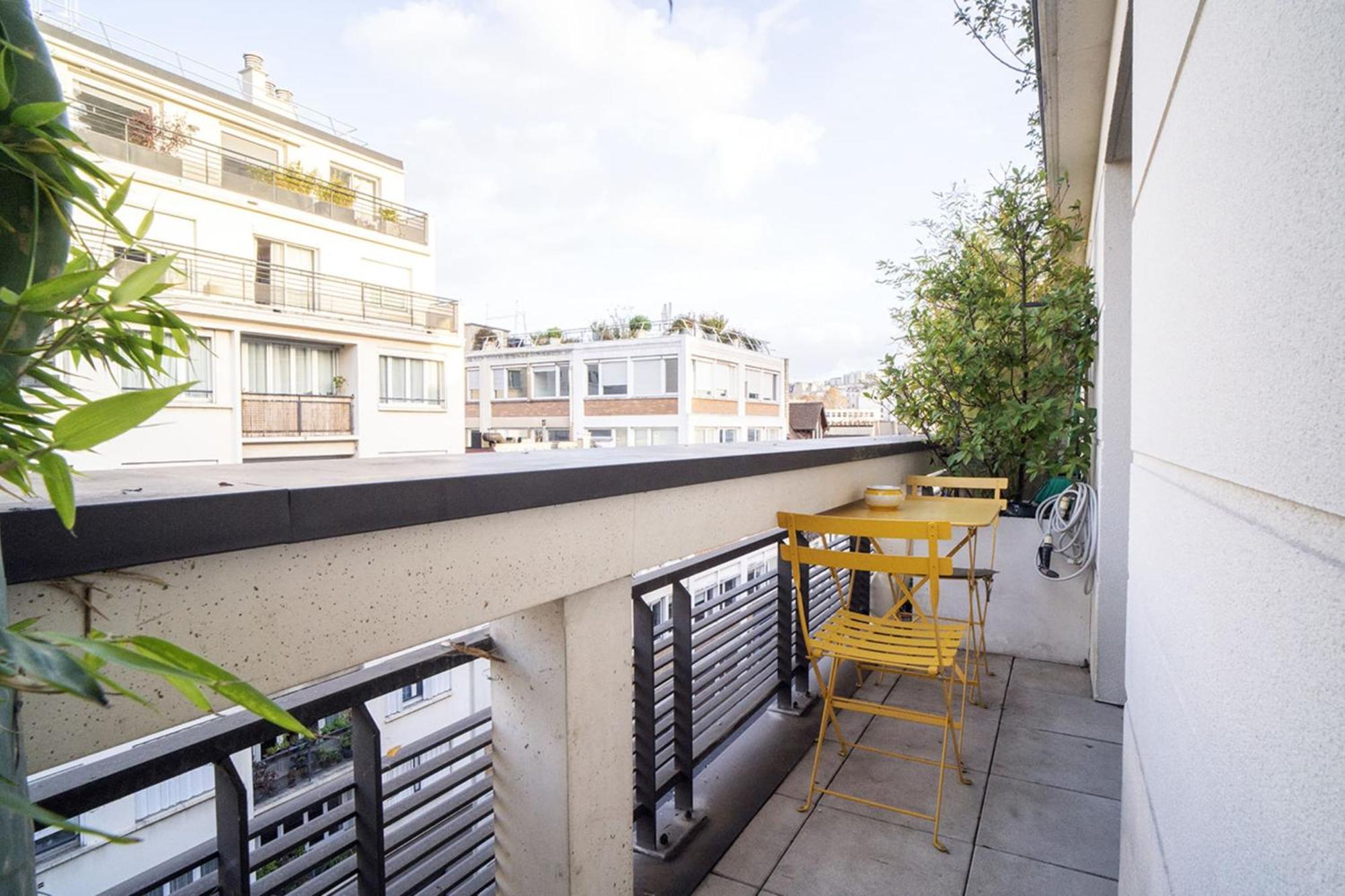 Apartment Bright 37m For 2 With Balcony In Paris!