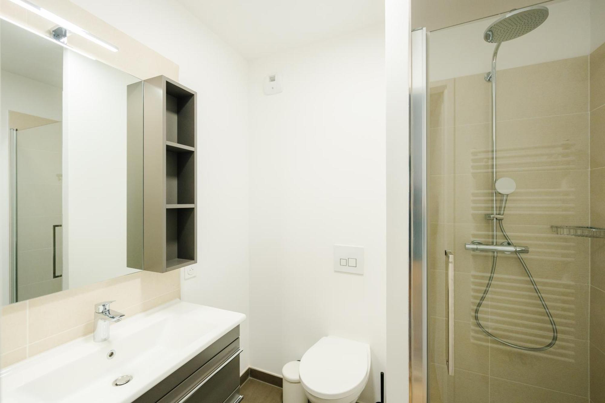 Confort Absolu A ,superbe Renove 7 Avec Salles De Bain Privatives Apartment *