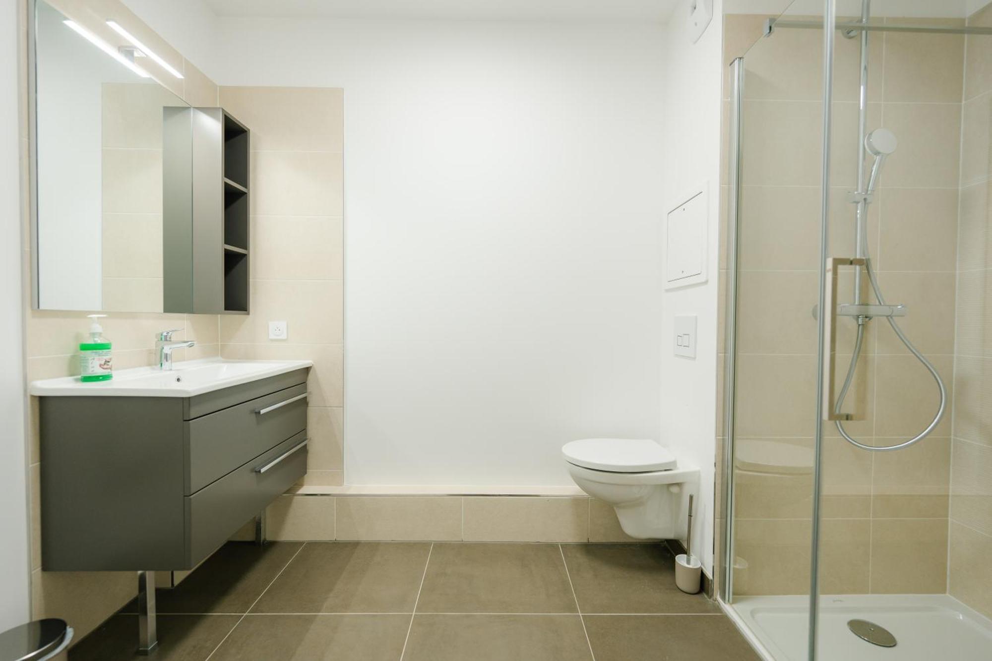Confort Absolu A ,superbe Renove 7 Avec Salles De Bain Privatives Apartment *