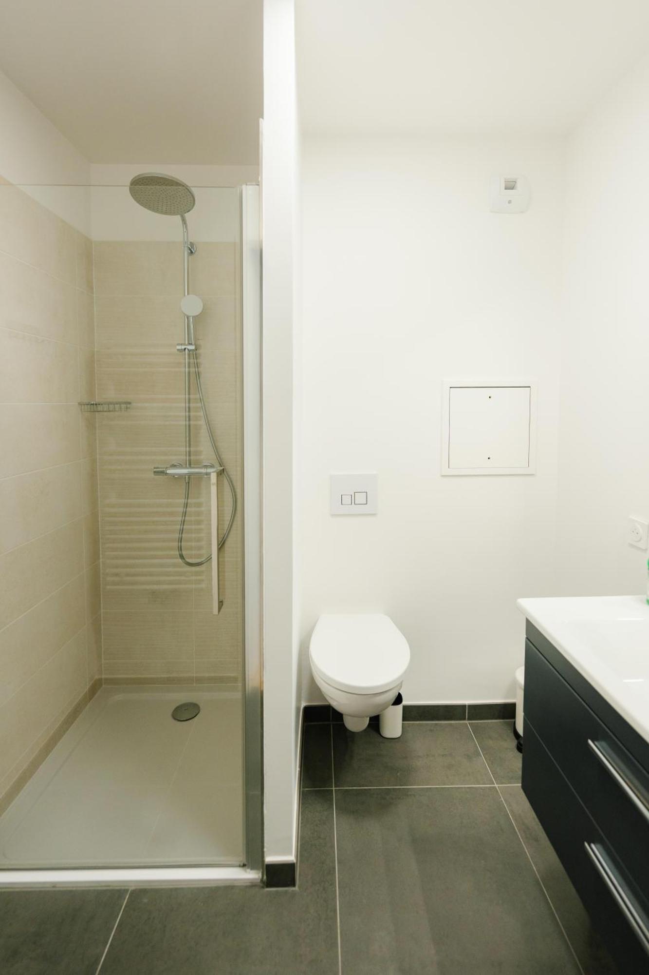 Confort Absolu A ,superbe Renove 7 Avec Salles De Bain Privatives *