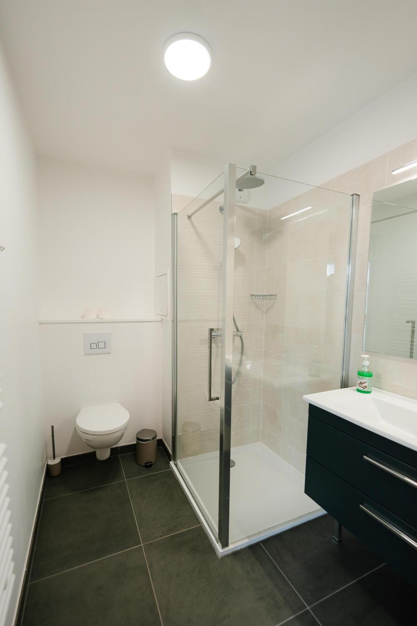 Apartment Confort Absolu A ,superbe Renove 7 Avec Salles De Bain Privatives