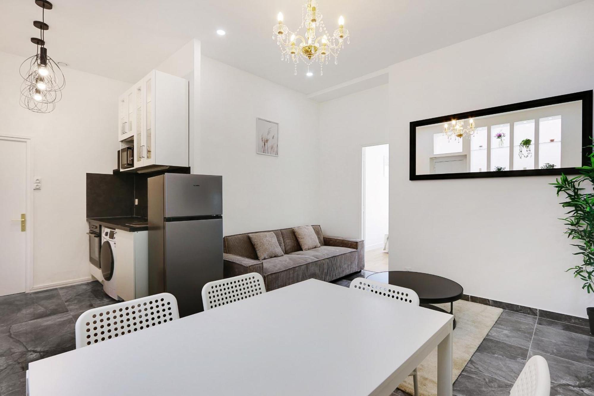 Sublime 2 Bedroom Flat In Paris