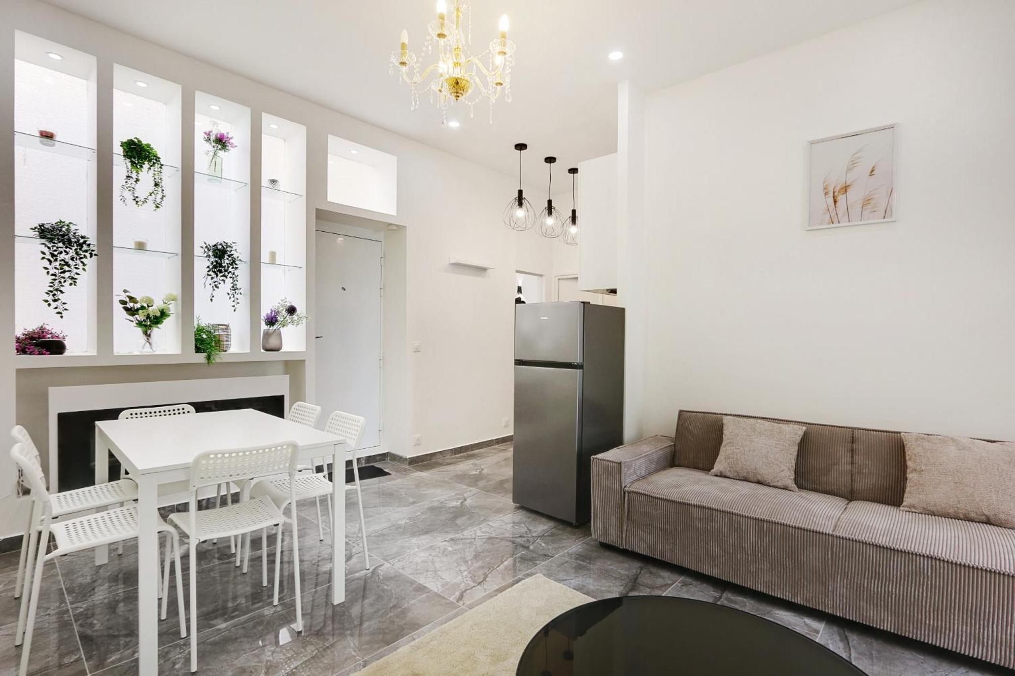 Sublime 2 Bedroom Flat In *