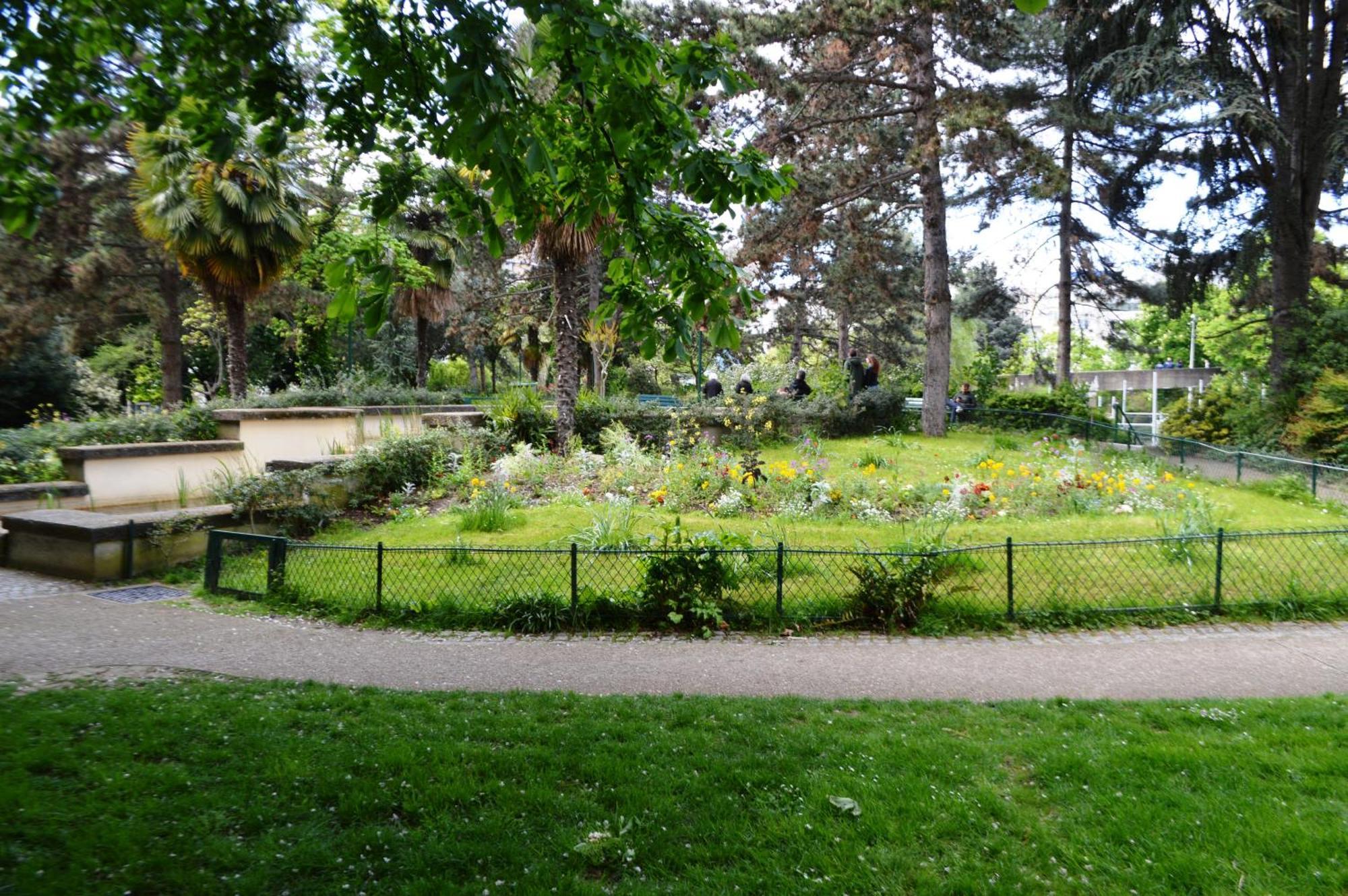 Dans Homestay Paris