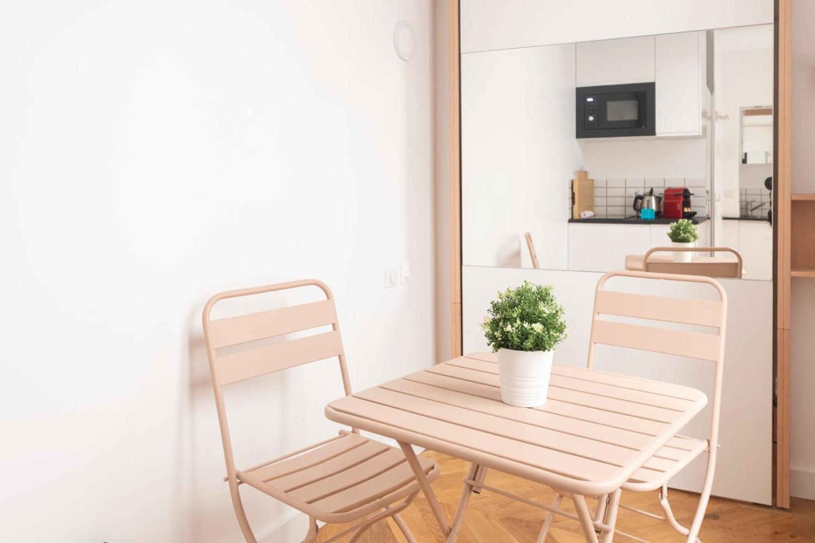 Super Mini - 2 Pax, Bed Paris