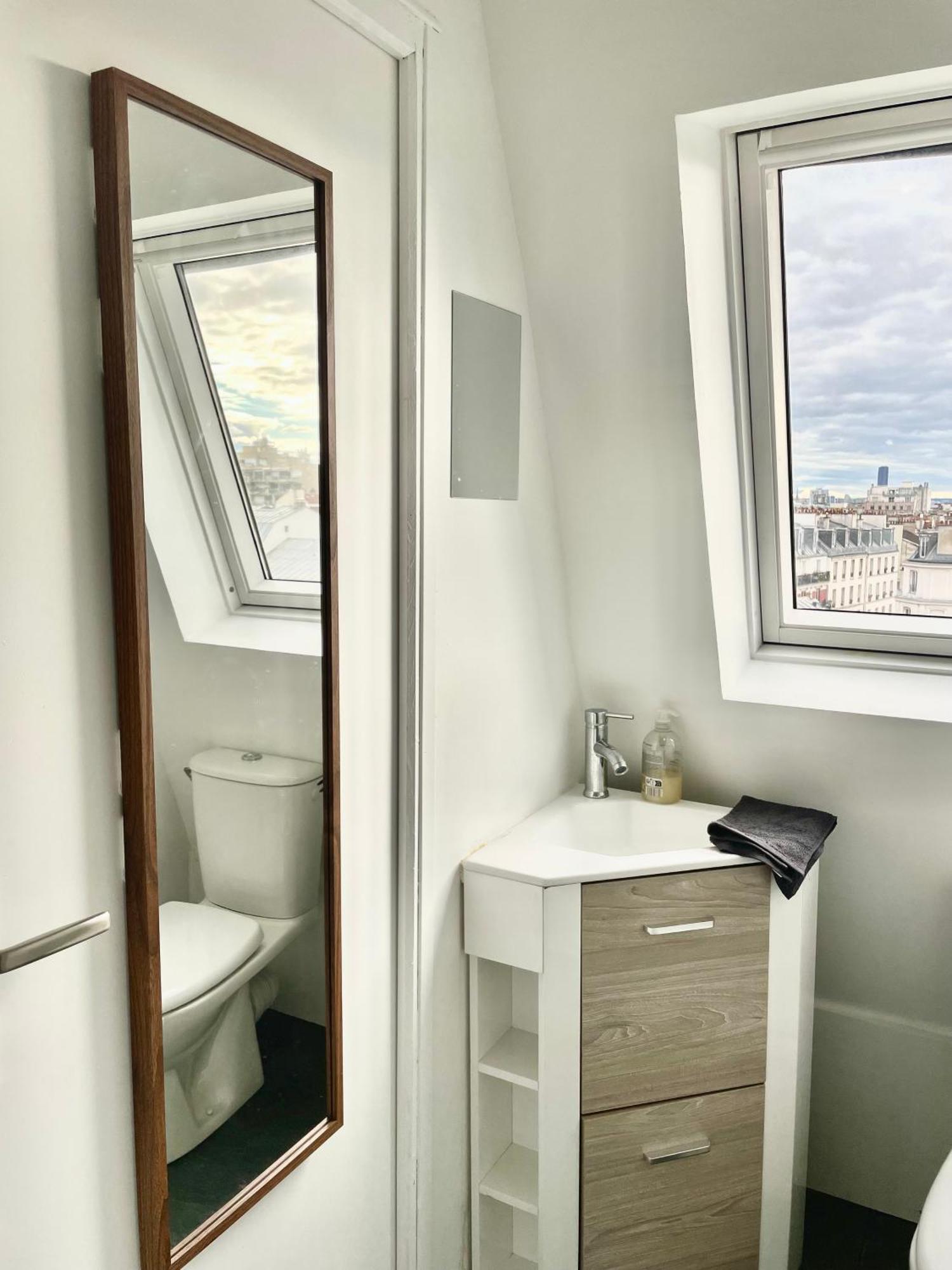 Heart Of With View - Renovated Apartment *