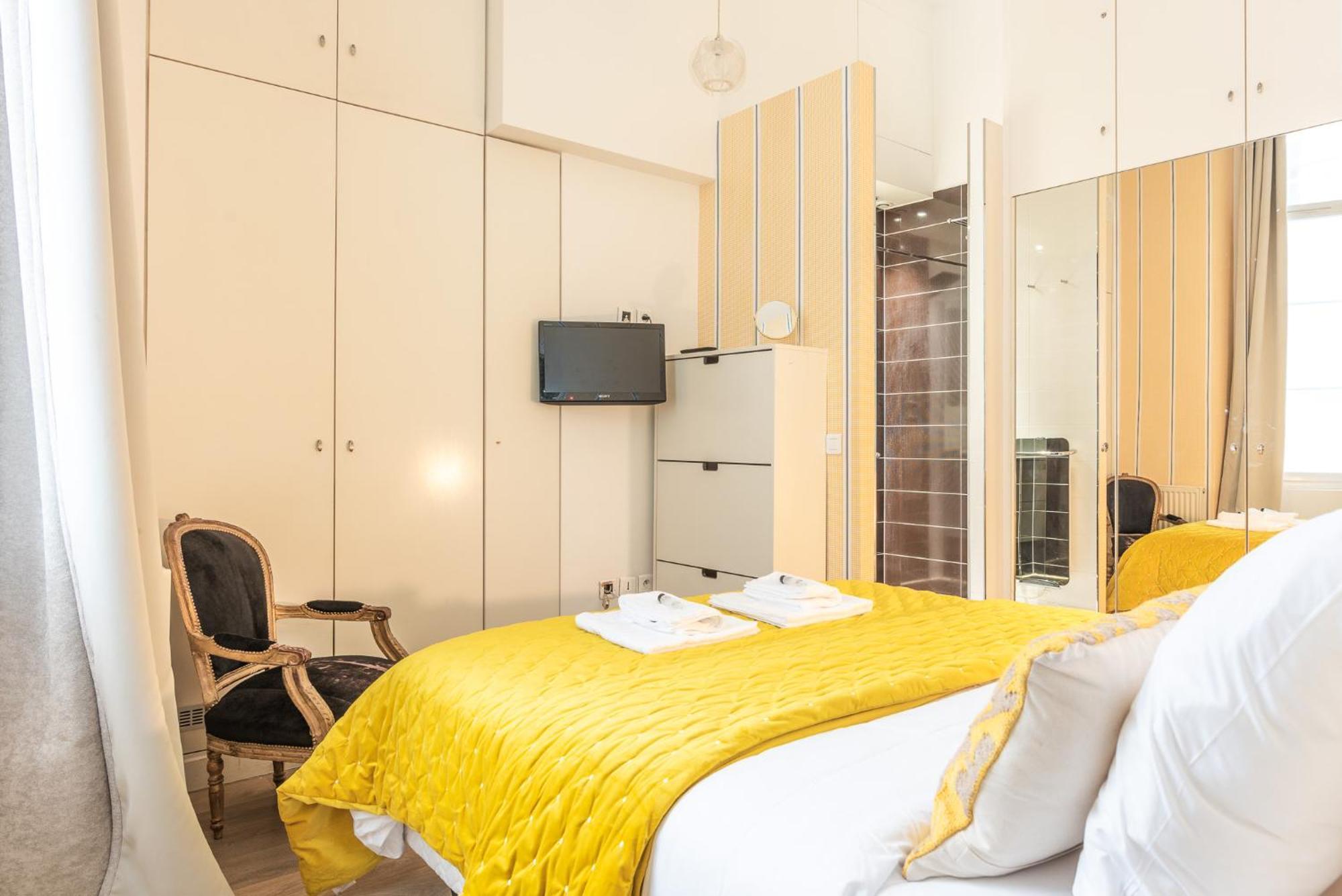 Luxury Typical Parisian Flat - 5 Min From Louvre Apartment