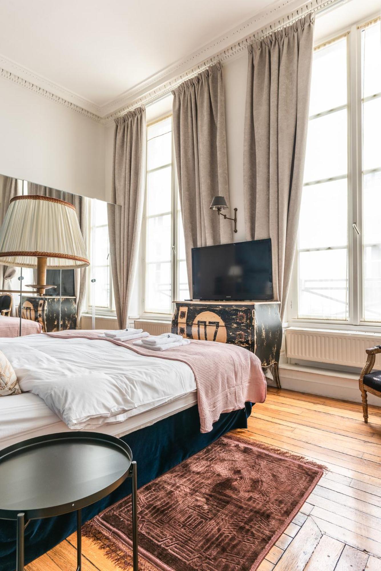 Luxury Typical Parisian Flat - 5 Min From Louvre Apartment