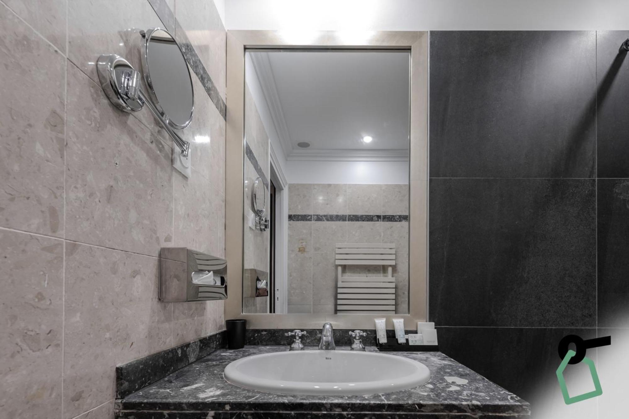 Hotiday Collection - Arc De Triomphe Hotel