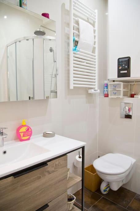 Charming Rue Des Rosiers Apartment *