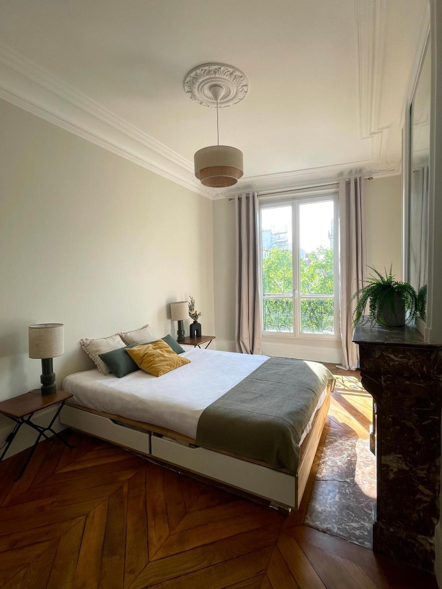 2 Bedroom Stylish Apartment Paris