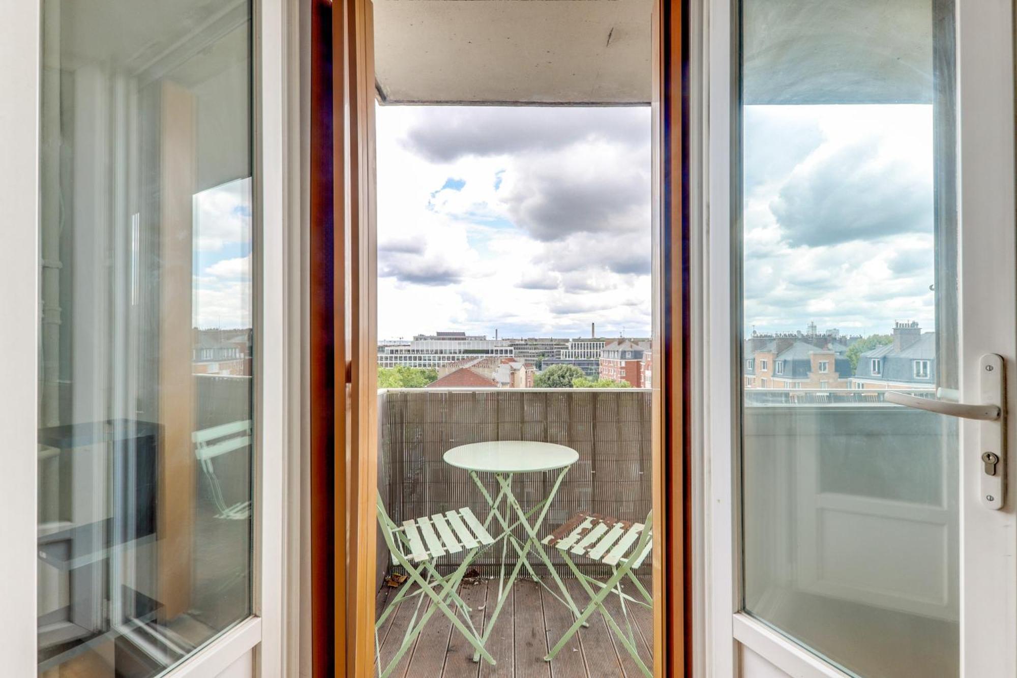 Apartment Avec Balcon Vue Degagee Paris