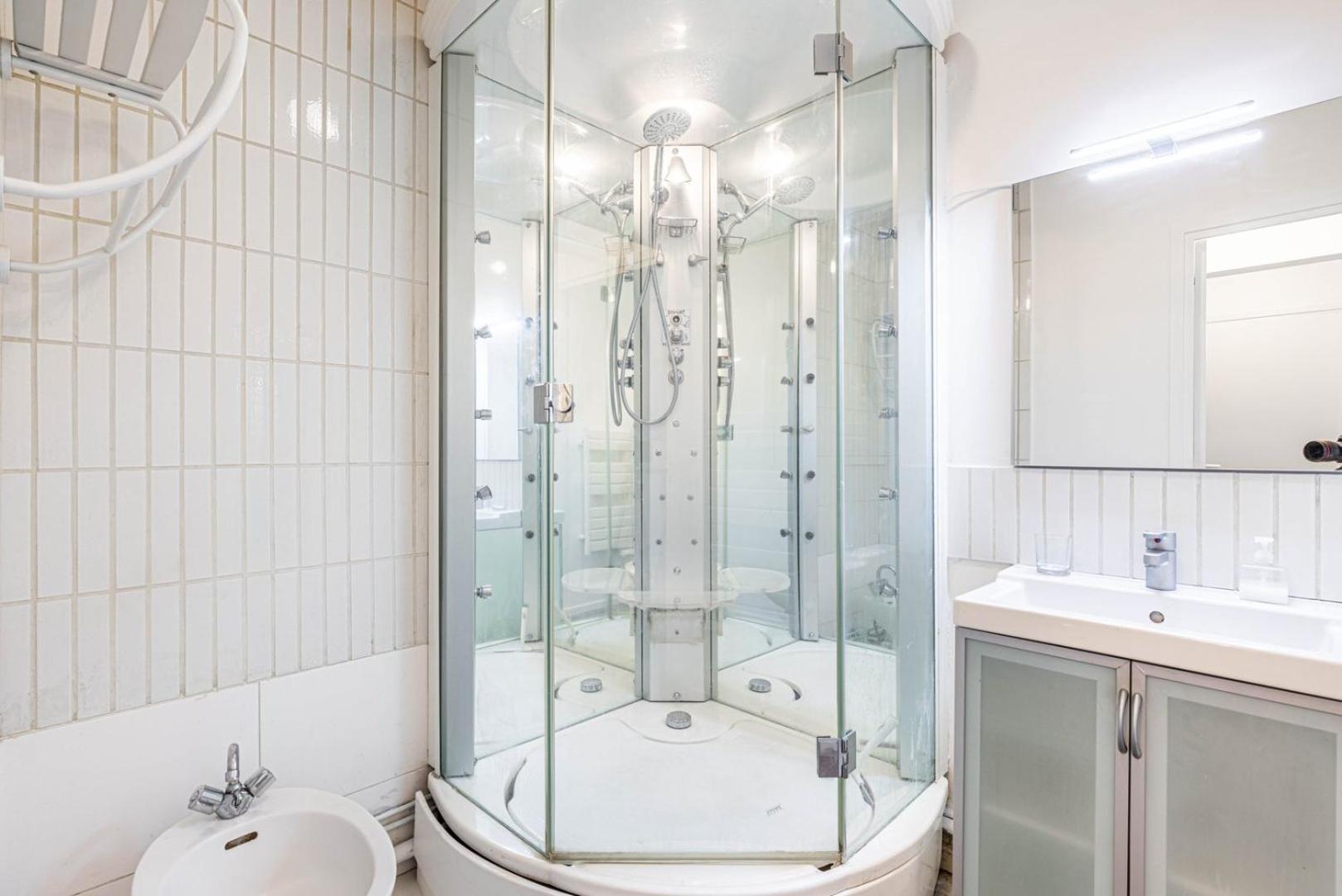 Guestready - Modern Comfort Near Arc De Triomphe Apartment Paris