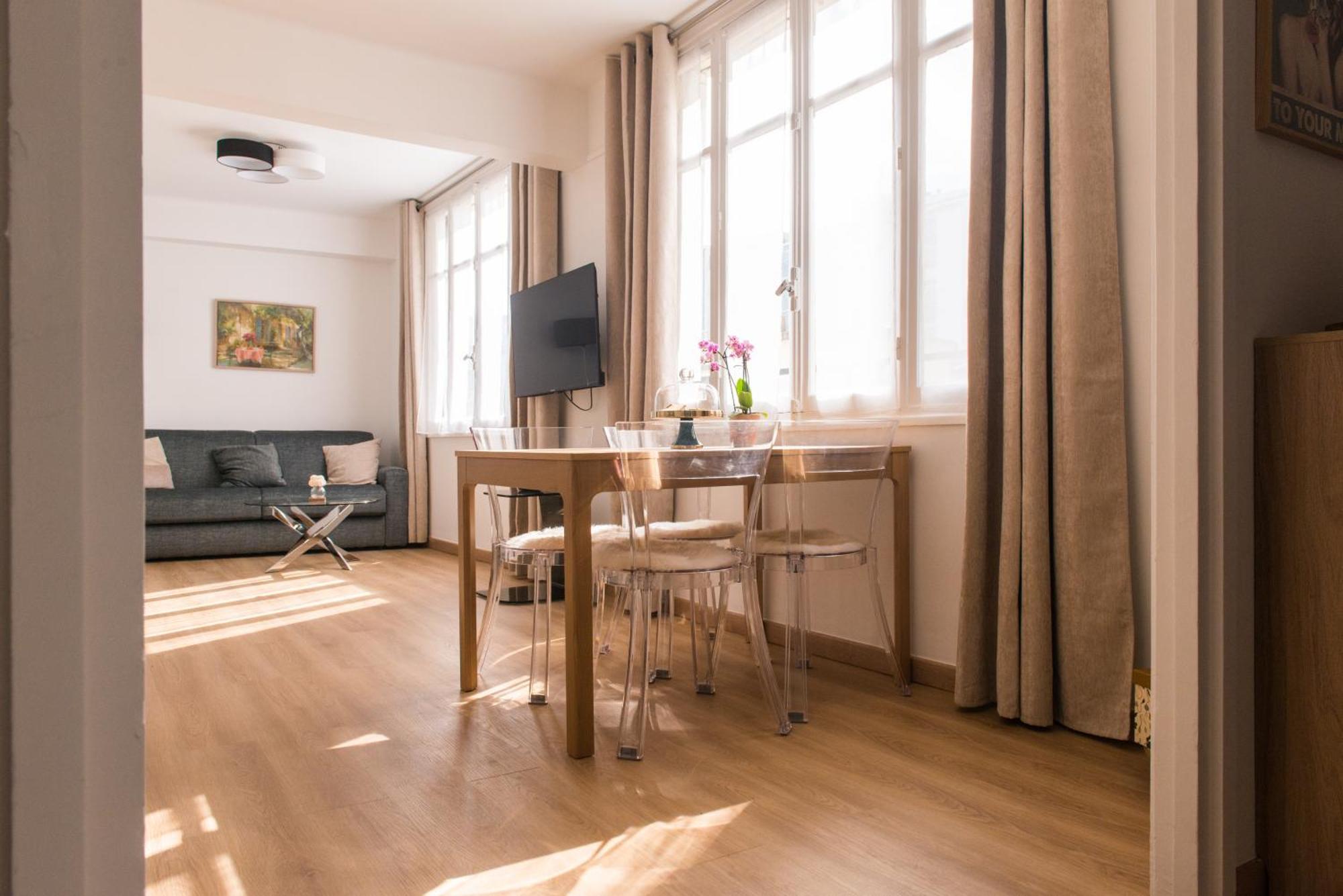 Luxury Art Deco Elegant Escape By Eiffel Tower Apartment *