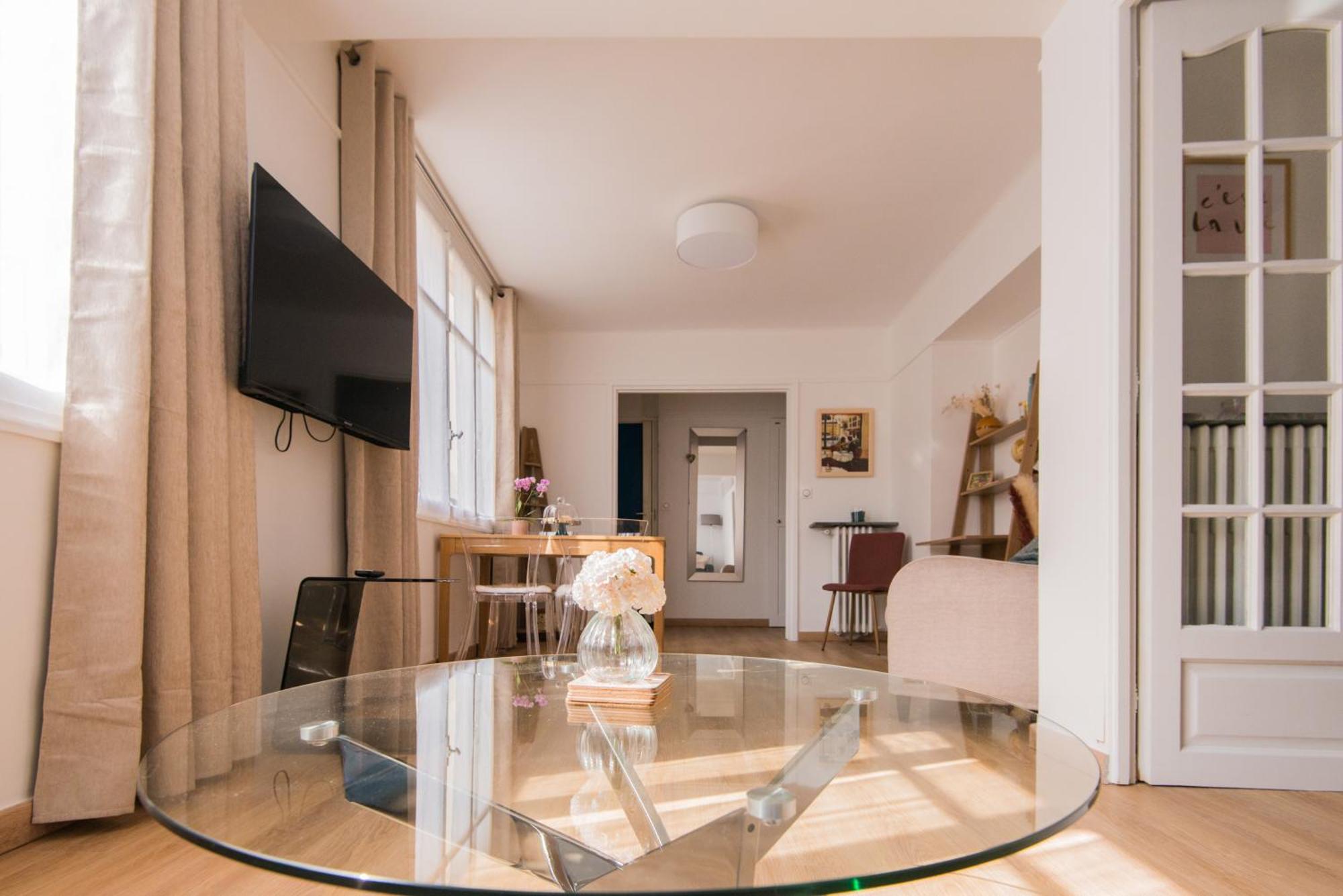 Luxury Art Deco Elegant Escape By Eiffel Tower Apartment *