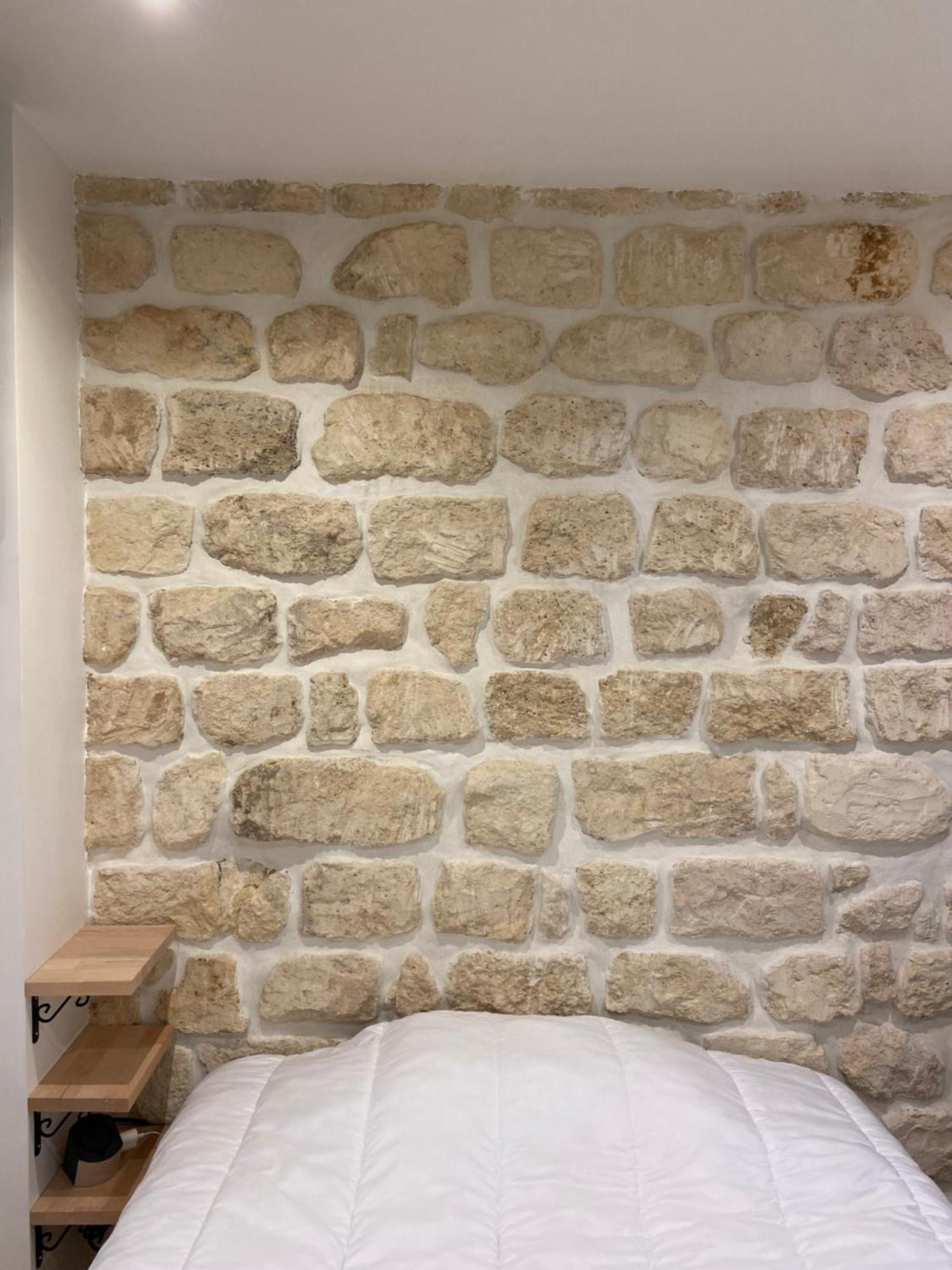 Neuf A Louer, Sacre Coeur