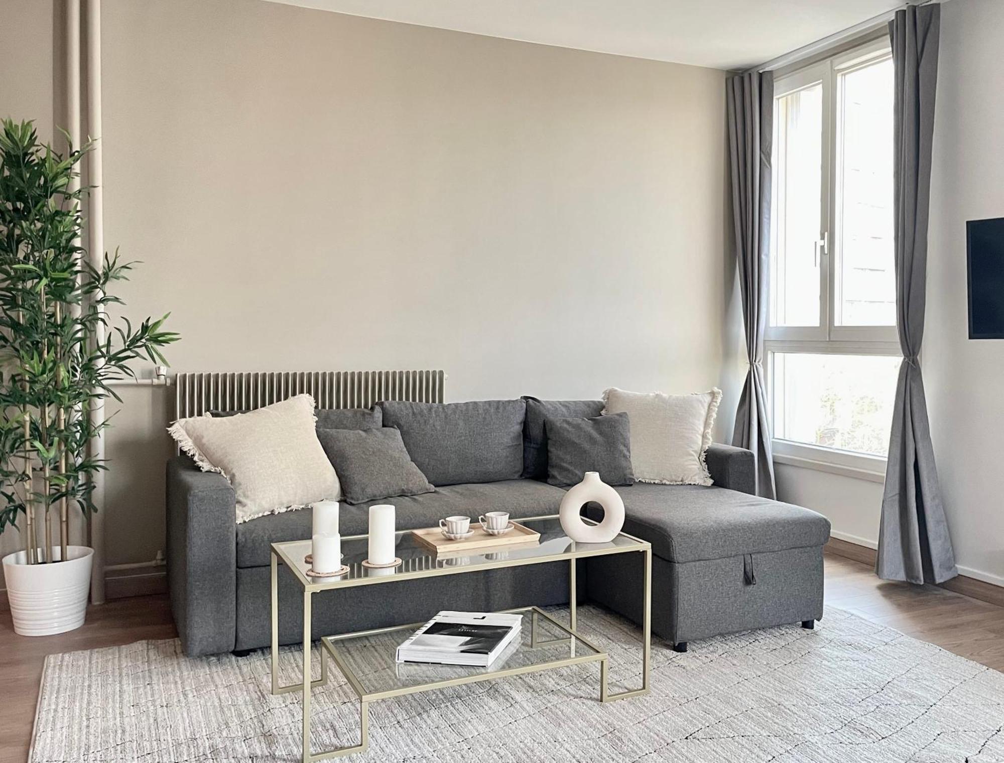 Luxurious & Spacious Flat In Apartment