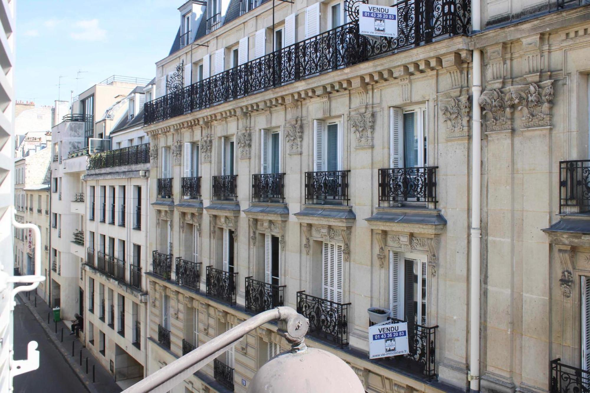 Pretty Parisian Cocoon In Rue De Levis
