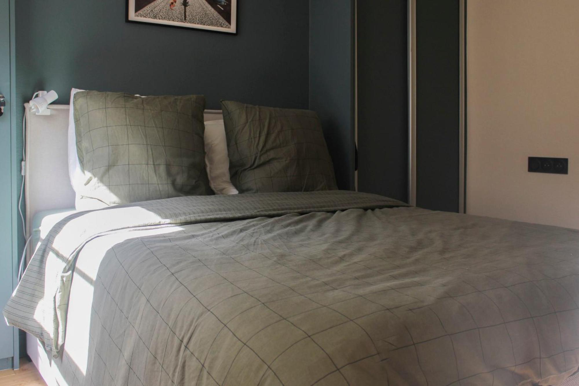 Pretty Parisian Cocoon In Rue De Levis Apartment