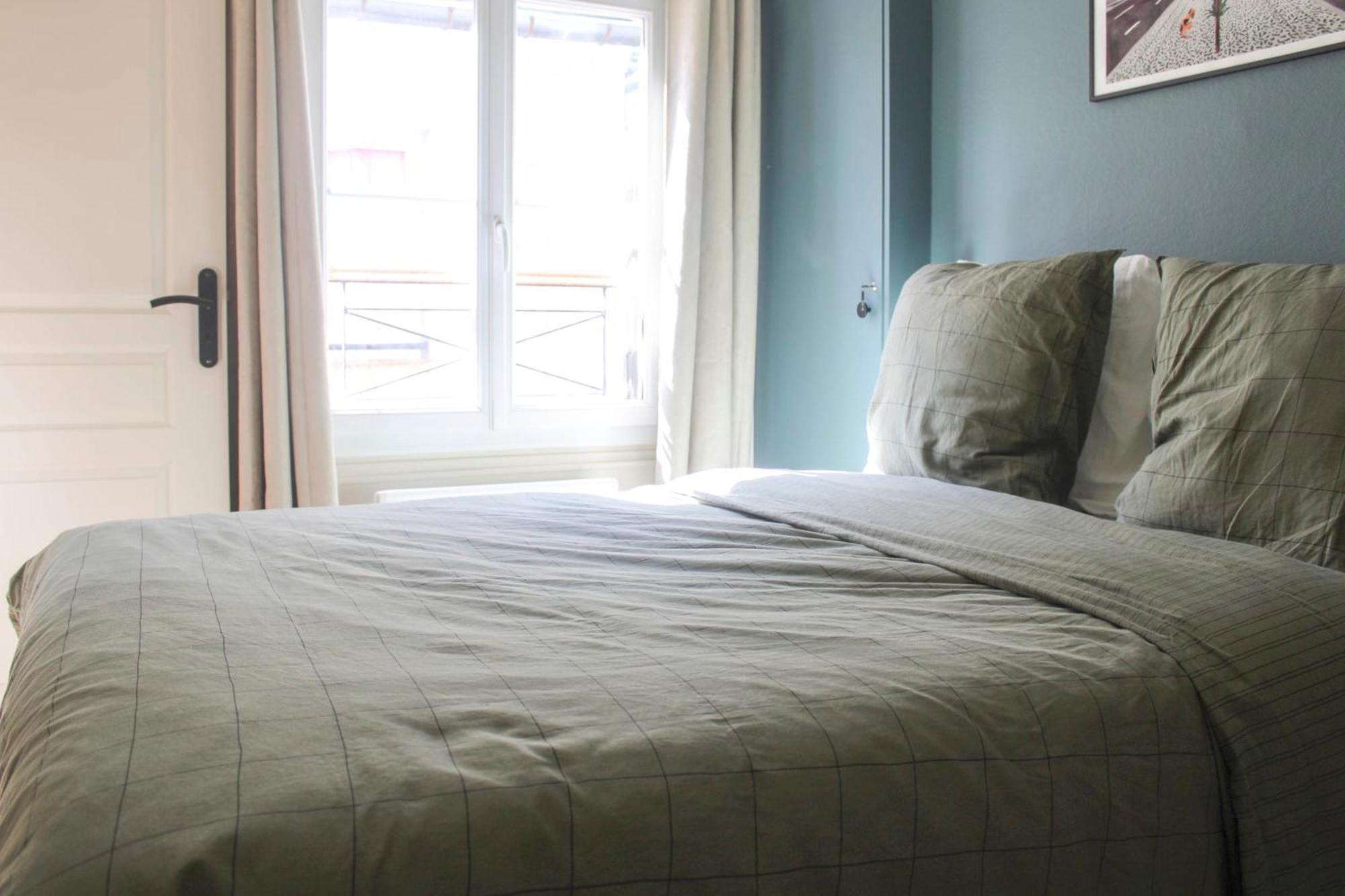 Pretty Parisian Cocoon In Rue De Levis *