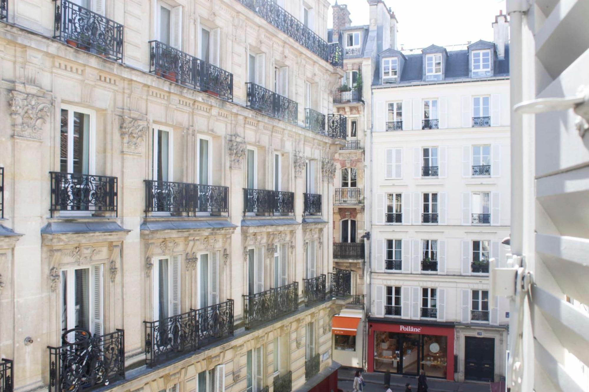 Pretty Parisian Cocoon In Rue De Levis * Paris