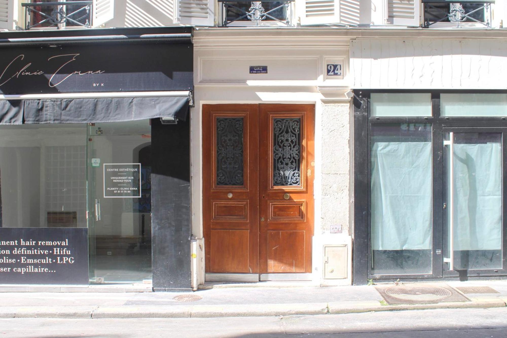 Pretty Parisian Cocoon In Rue De Levis Apartment