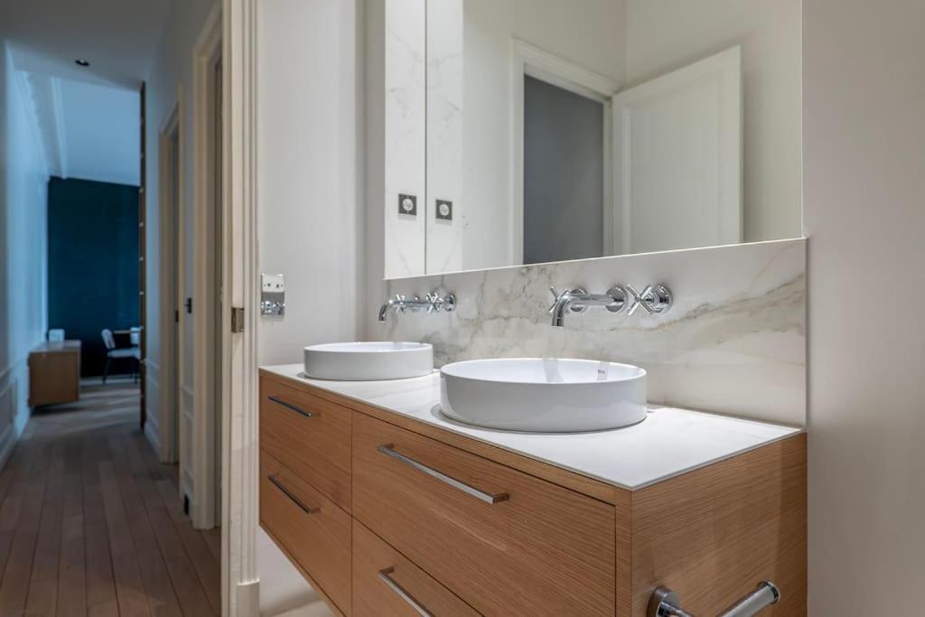 Goodguest- Luxe Stade Tour Eiffel 2bdr Apartment