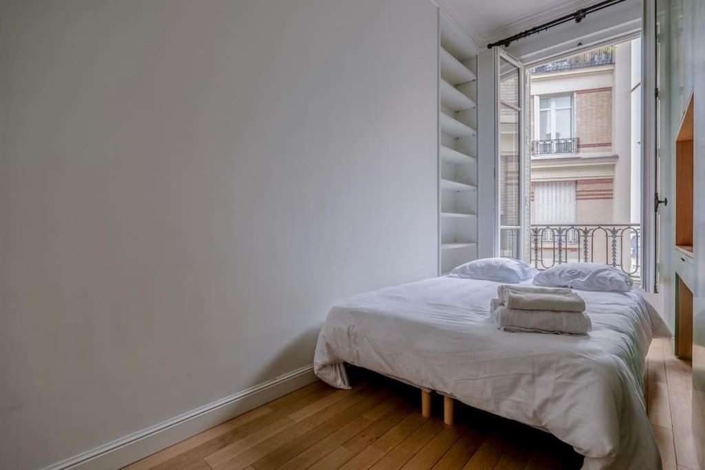 Goodguest- Luxe Stade Tour Eiffel 2bdr Apartment Paris