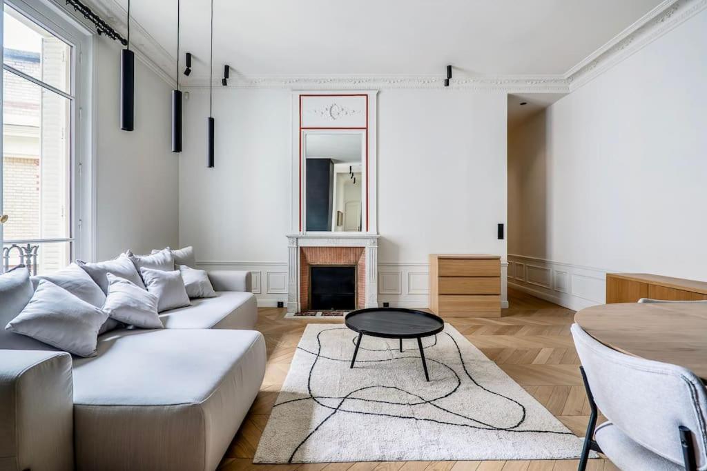 Goodguest- Luxe Stade Tour Eiffel 2bdr Apartment