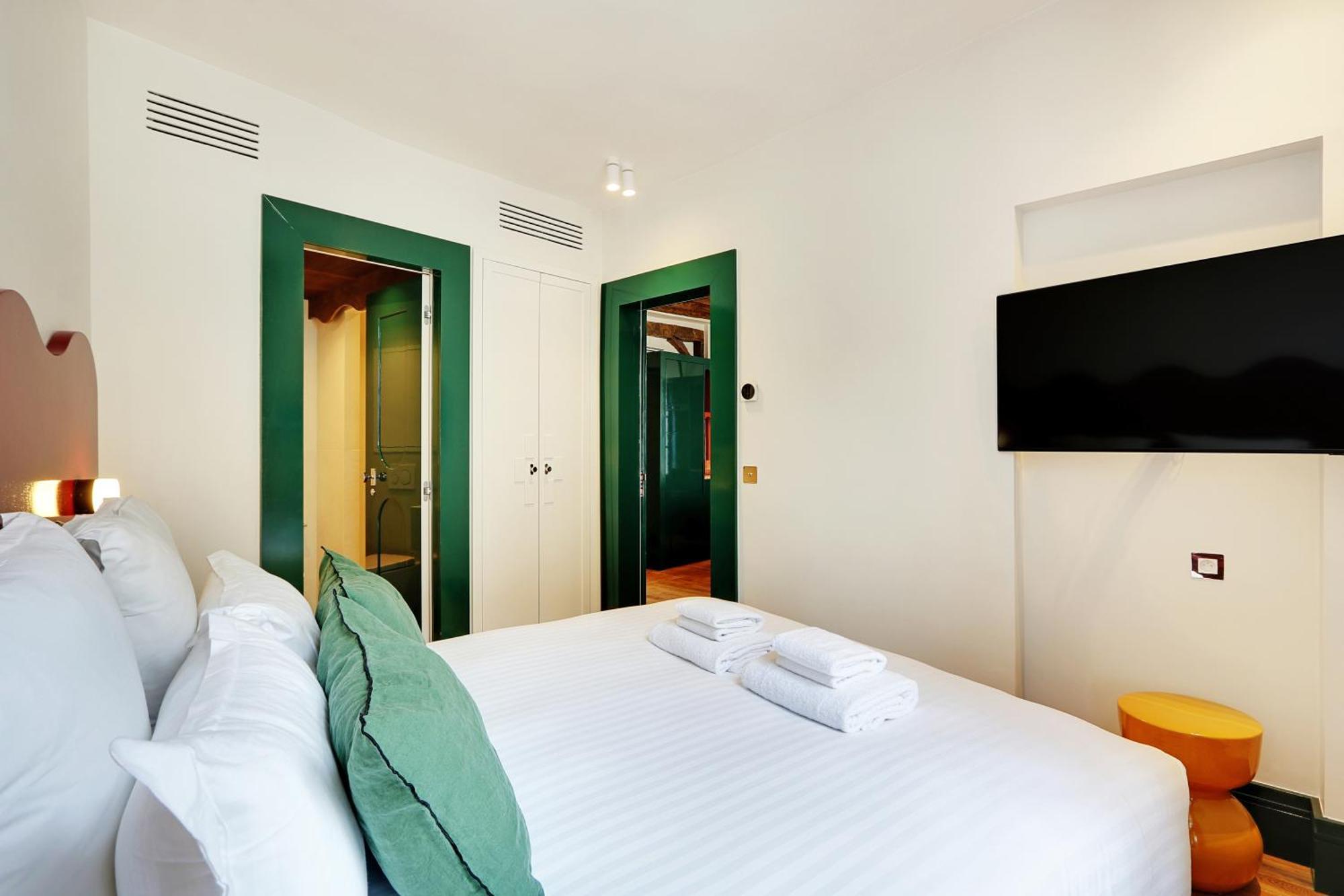 Apartment Collection Serviced In Notre Dame - Rue Savoie Paris