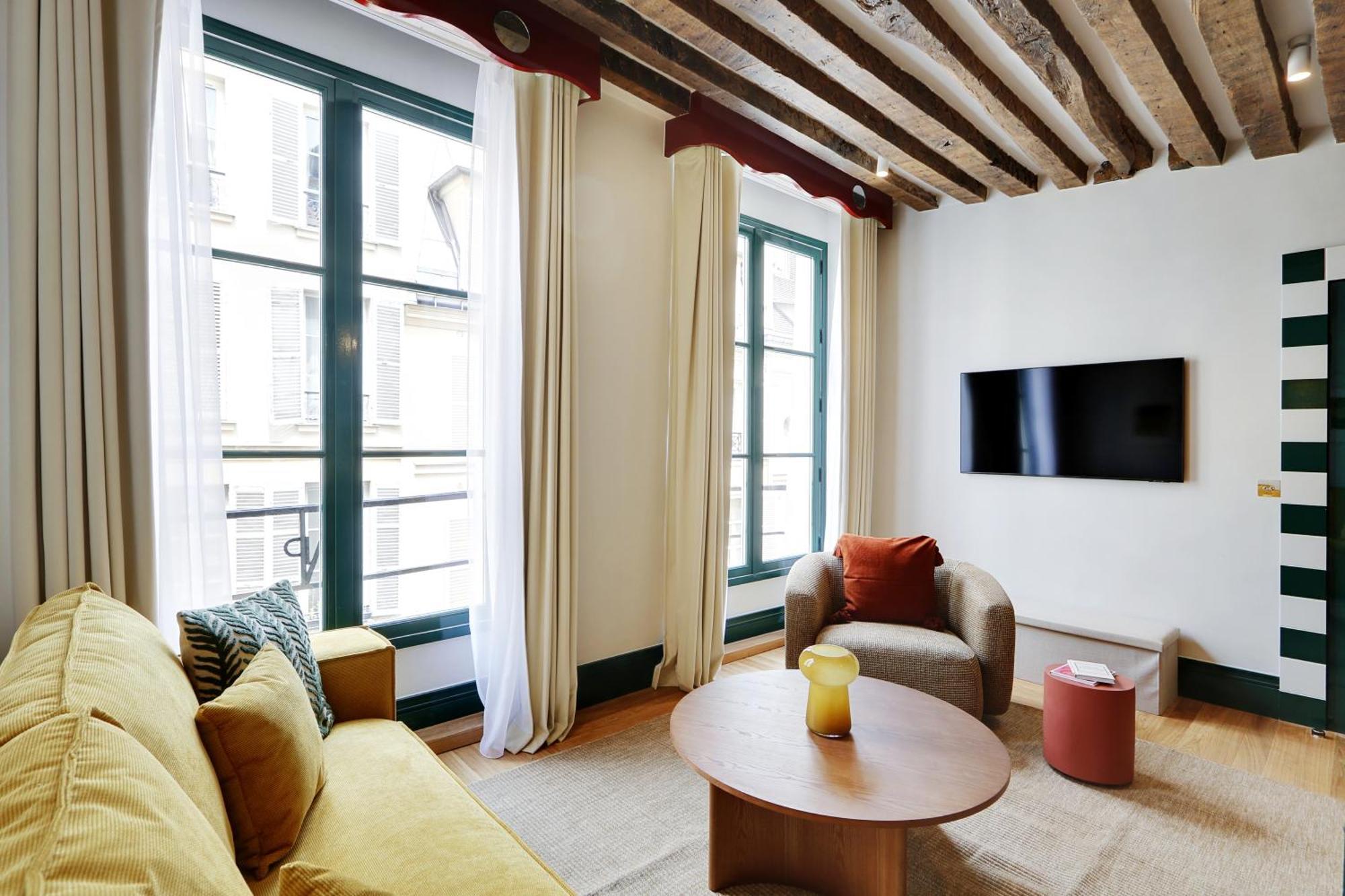 Collection Serviced In Notre Dame - Rue Savoie * Paris