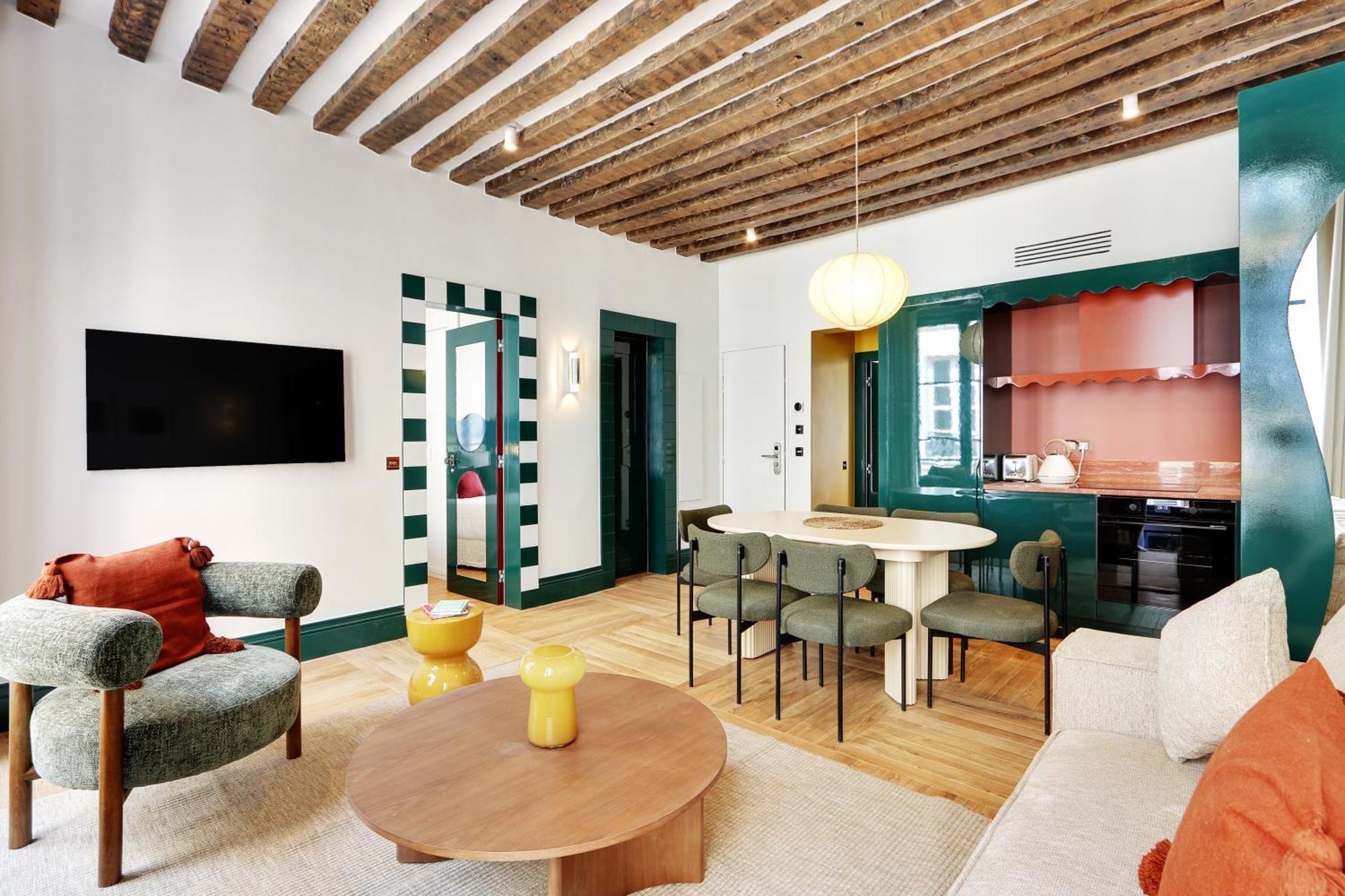 Collection Serviced In Notre Dame - Rue Savoie *