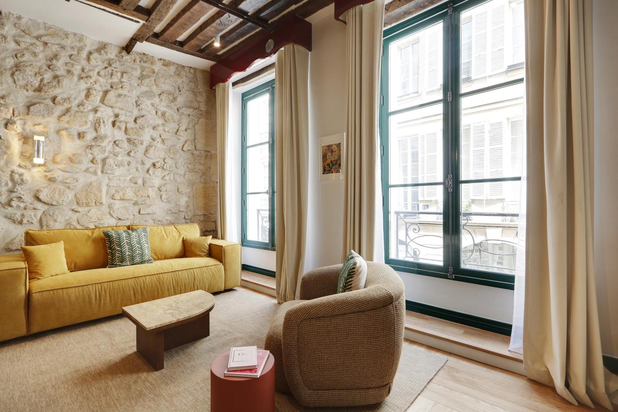 Collection Serviced In Notre Dame - Rue Savoie