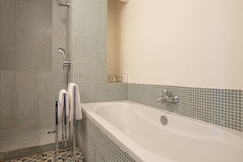 Apartment 20 Eme Rue Des Vignoles Au 6 Eme Ciel Paris