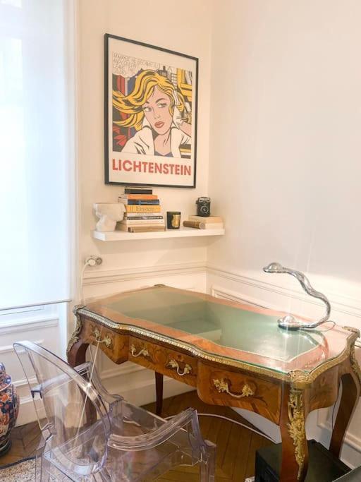 Artist At Tour Eiffel Apartment Paris