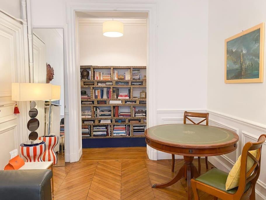 Artist At Tour Eiffel Apartment Paris
