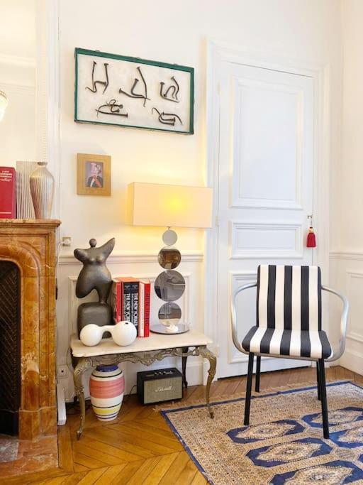 Artist At Tour Eiffel Apartment *