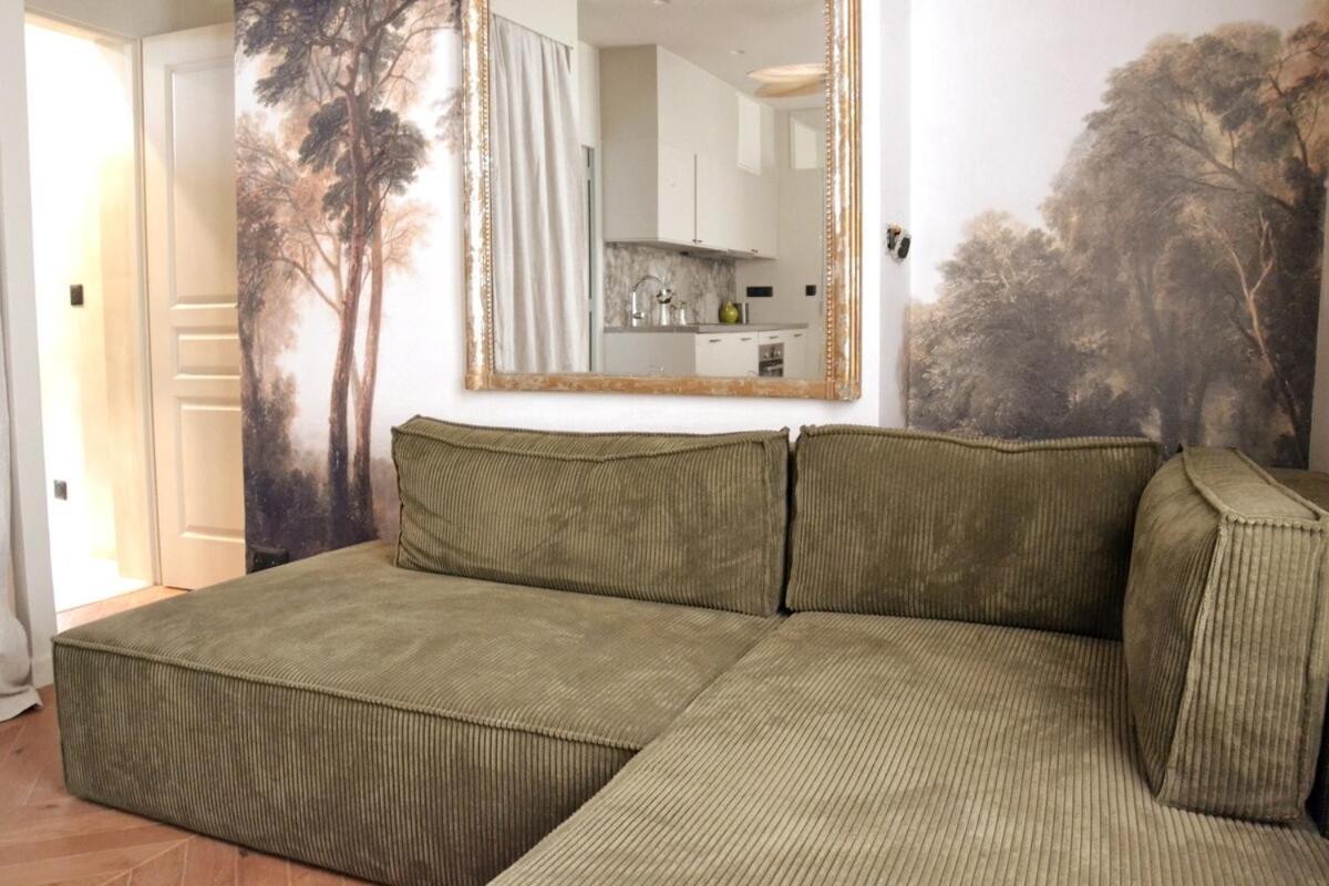Eiffel Tower In Love Apartment