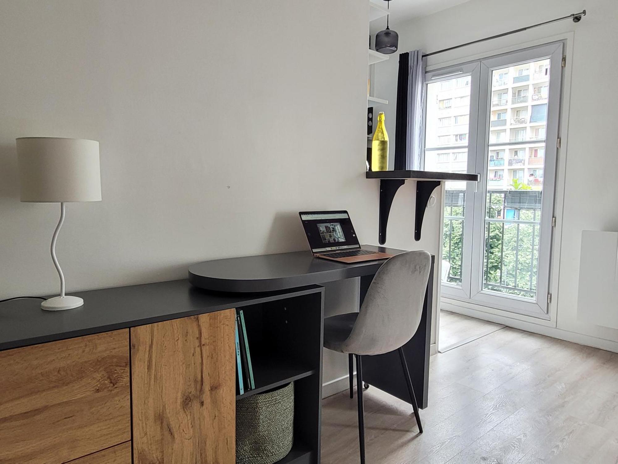 Studio Lumineux Avec Balcon Paris