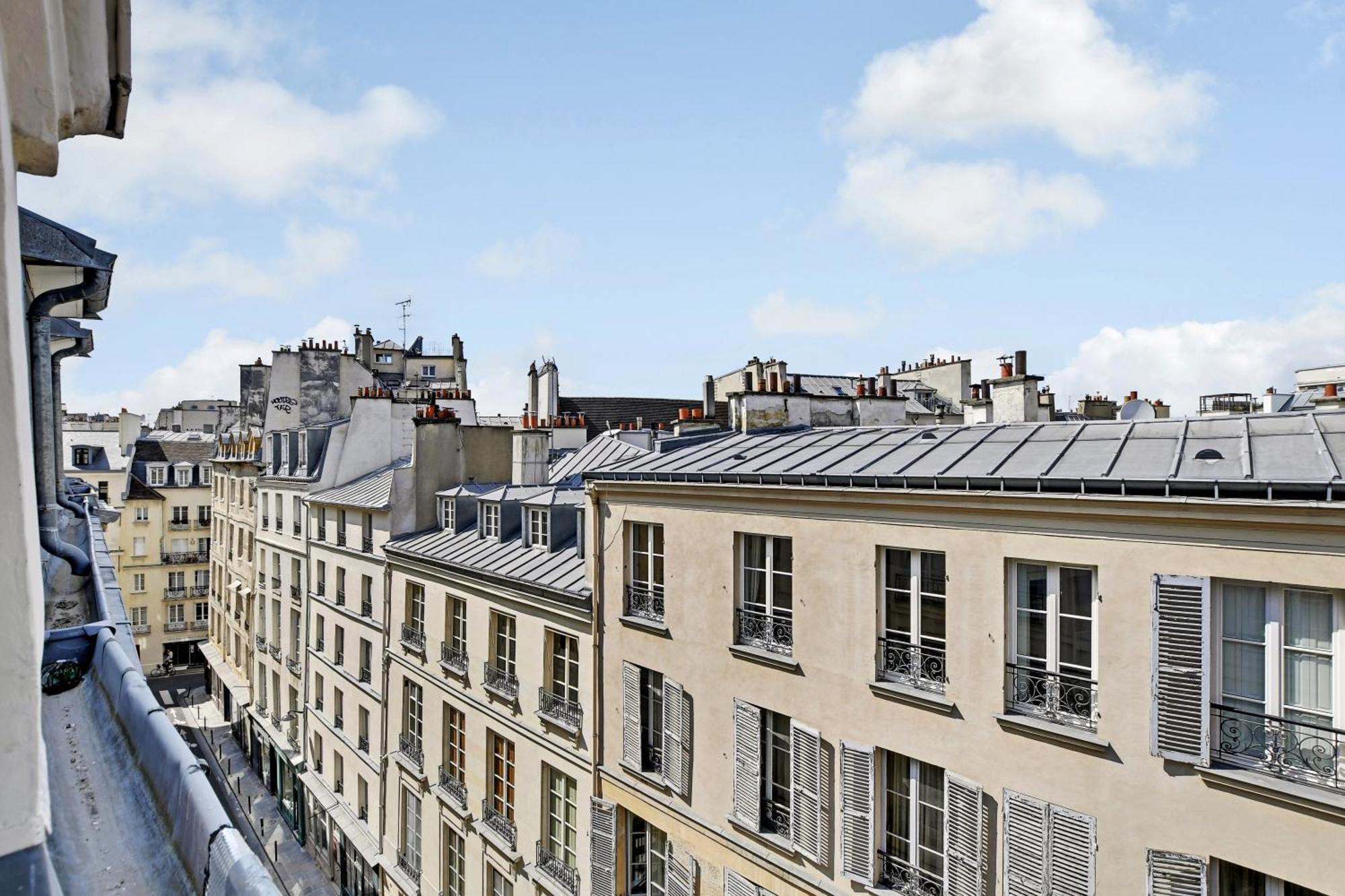 Collection Serviced In Notre Dame - Rue Savoie *