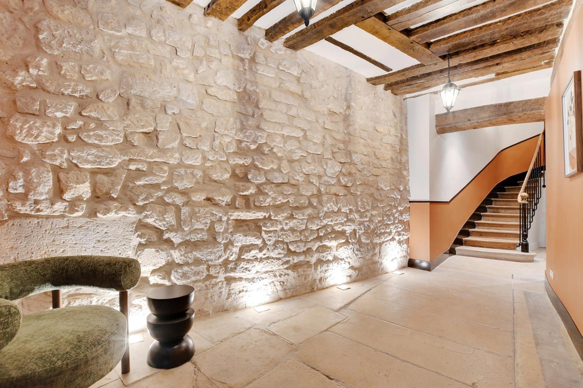 Collection Serviced In Notre Dame - Rue Savoie Paris