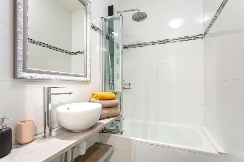 Super Flat Arc Of Triumph Apartment