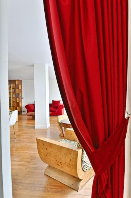 Grand Prestigieux Et A Paris