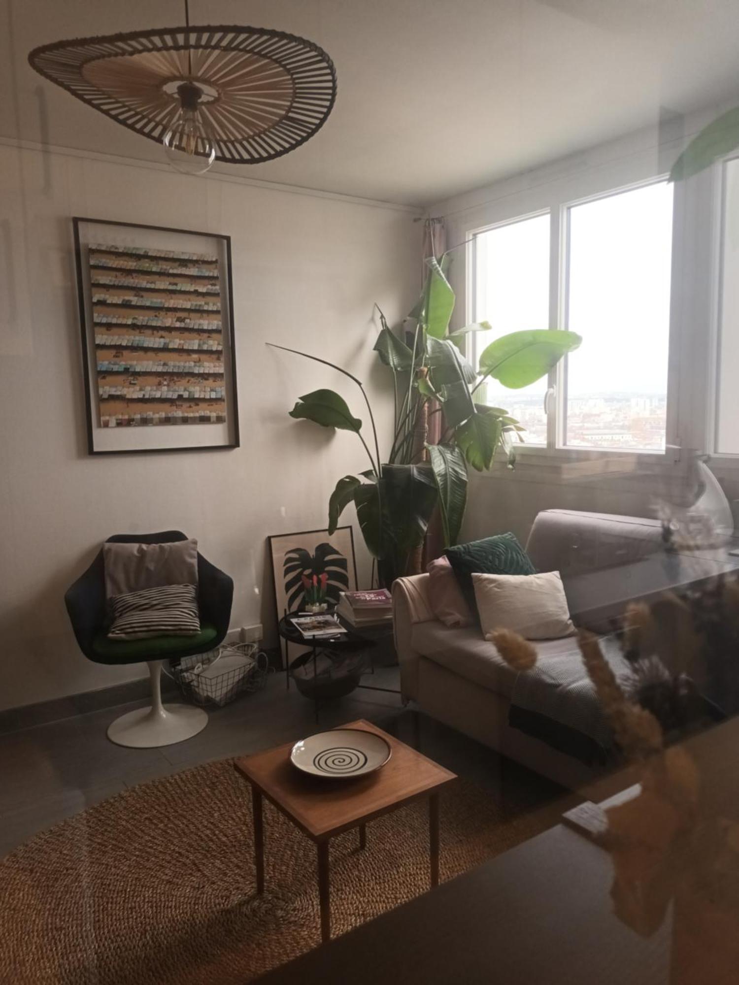 Sunny Flat In Apartment *