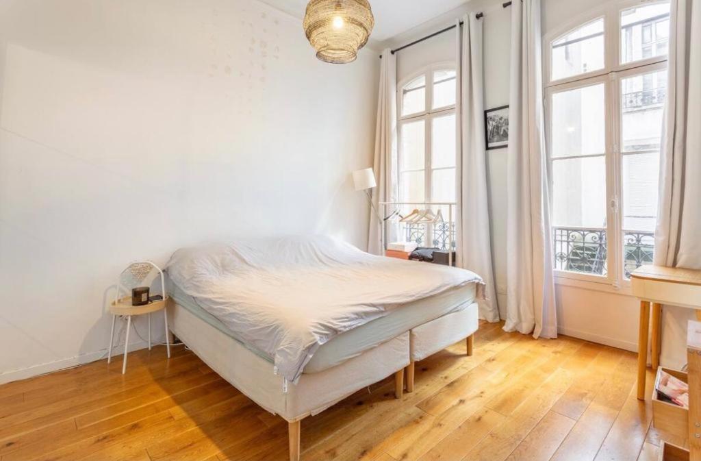 Modern, Spacious Facing The Arc De Triomphe Apartment Paris