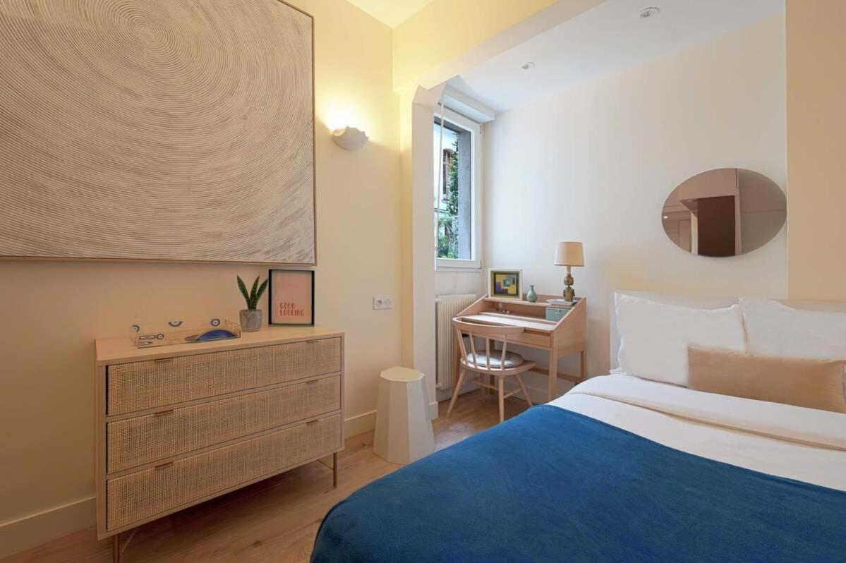 Elegant Studio Avenue Montaigne Apartment *