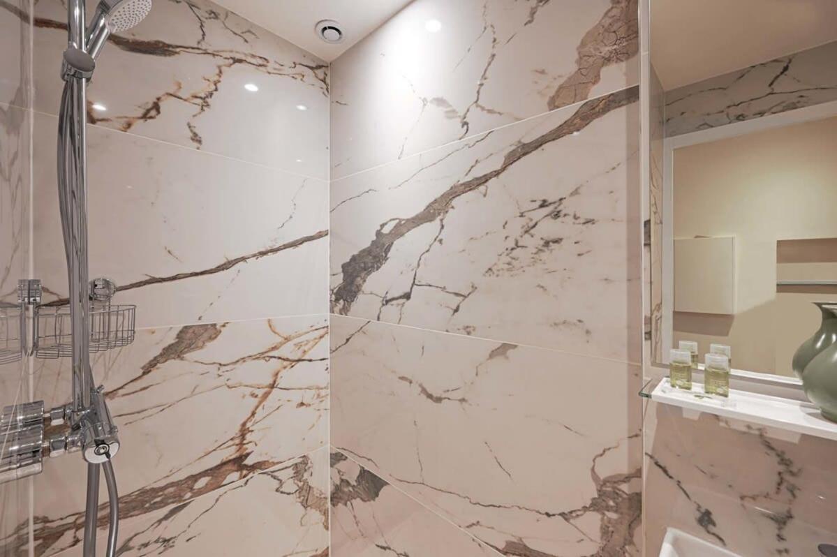 Apartment Elegant Studio Avenue Montaigne *