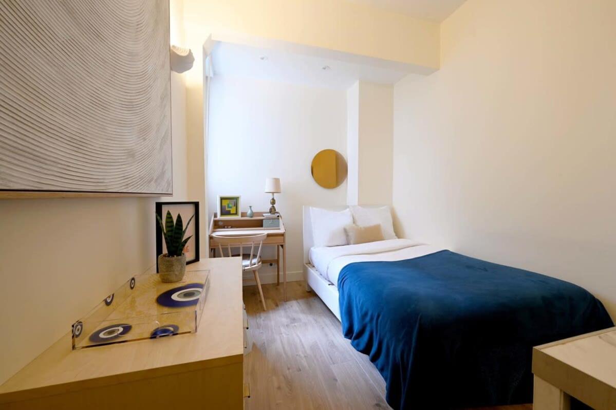 Apartment Elegant Studio Avenue Montaigne Paris